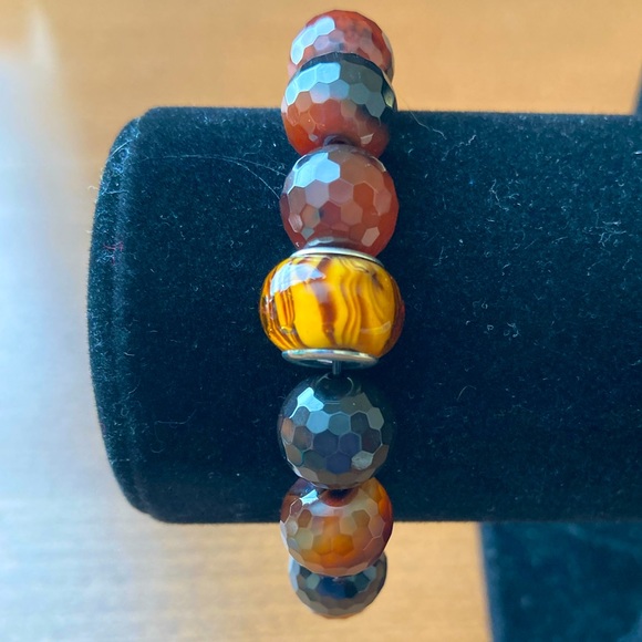 Faceted Agate Stretch Bracelet - Picture 5 of 5